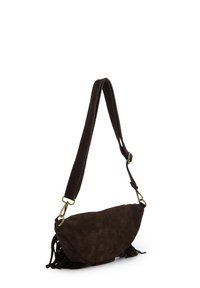 Braune Wildleder-Umhängetasche mit Fransen-Detail, geschwungener Form, verstellbarem Riemen und Messingbeschlägen. Weiche Textur unterstreicht das Design.
