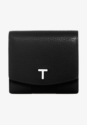 Cartera de cuero negro con acabado texturizado, que presenta un logotipo 'T' plateado en la parte frontal y un cierre de solapa con bordes redondeados.