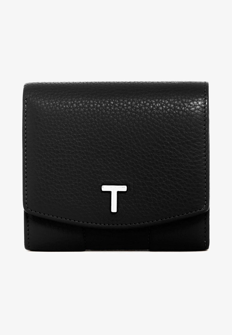 Cartera de cuero negro con acabado texturizado, que presenta un logotipo 'T' plateado en la parte frontal y un cierre de solapa con bordes redondeados.