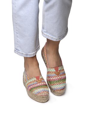 Espadrillas tessute con strisce multicolori di verde, rosa, blu e arancione, con suola in juta e accenti in pelle marrone chiaro.