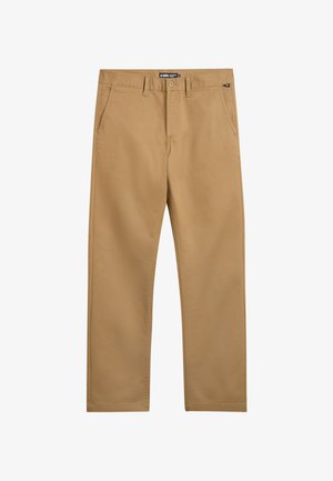 Chinos marrones con una textura suave, corte recto, dos bolsillos laterales y cierre de botón, con un pequeño logo en la cinturilla.