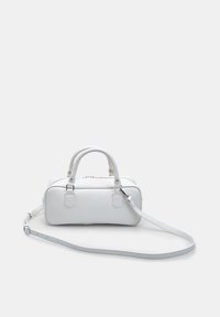 Sac à main en cuir blanc avec deux poignées arrondies, de forme rectangulaire, bandoulière amovible et fermeture éclair visible. Texture lisse.