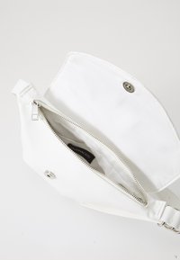 Thumbnail Image 3