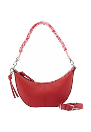Sac à main en cuir rouge en forme de croissant avec une sangle rose tressée et une bandoulière en cuir rouge amovible et réglable sur fond blanc.