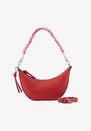 Rote halbmondförmige Lederhandtasche mit geflochtenem pinkfarbenem Riemen und abnehmbarem, verstellbarem roten Leder-Schulterriemen vor weißem Hintergrund.