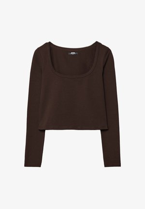 Hnedý dlhý rukáv cropped top s kruhovým výstrihom, vyrobený z mäkkej, elastickej látky. Vyznačuje sa jednoduchým, minimalistickým dizajnom a rovnými okrajmi.