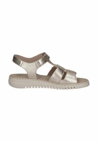 Metallic aukso sandalai su trimis plačiomis diržais, atvira pirštų dalimi ir nugaros dirželiu. Paminkštintas padas su horizontaliais grioveliais, skirtais sukibimui.