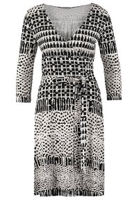 Robe portefeuille à motifs noir et blanc avec manches trois-quarts et ceinture assortie en tissu à la taille.