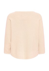 Beżowy dzianinowy sweter z zaokrąglonym dekoltem, rękawami za łokieć i lekko zaokrąglonym dołem, ozdobiony teksturowanym prążkowanym wzorem.