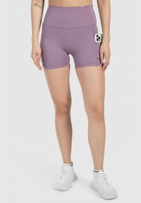 Jasnofioletowe szorty sportowe z wysokim stanem, bocznymi kieszeniami do przechowywania, gładką teksturą oraz kontrastującymi detalami szwów.
