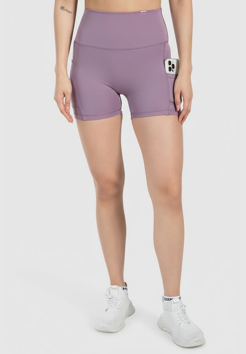 Jasnofioletowe szorty sportowe z wysokim stanem, bocznymi kieszeniami do przechowywania, gładką teksturą oraz kontrastującymi detalami szwów.