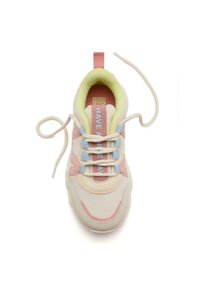 Baskets légères en crème, avec des accents rose pastel et bleu. Design à lacets, tige en mesh et col rembourré, affichant le texte "HAVE A".