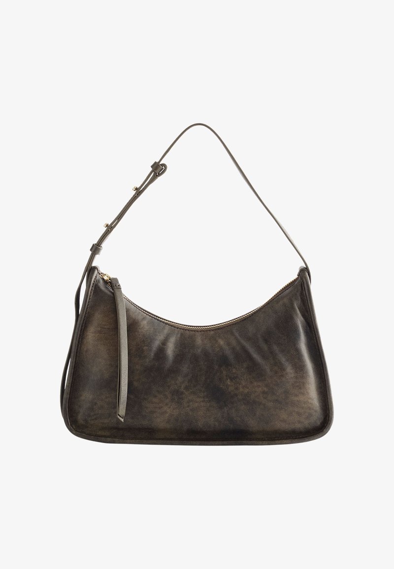 Sac bandoulière en cuir marron foncé avec sangle réglable et fermeture éclair supérieure, présentant une finition simple et lisse.
