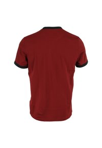 T-shirt rossa in cotone con colletto e polsini neri a contrasto. Maniche corte, scollatura rotonda, texture liscia e vestibilità regolare.