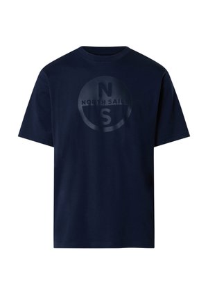 Camiseta azul marino de manga corta con cuello redondo y un logo circular brillante que presenta las letras "N" y "S" y el texto "North Sails" en la parte delantera.