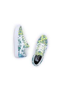 Baskets blanches avec des motifs floraux bleus et jaunes. Les caractéristiques incluent une semelle blanche, un laçage à l'avant et un intérieur noir avec le logo de la marque.