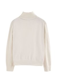 Cremefarbener, langärmeliger Rollkragenpullover mit geripptem Kragen, Bündchen und Saum, flach auf einem weißen Hintergrund ausgelegt.
