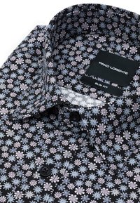 Czarna, dopasowana koszula z kwiatowym wzorem, na którym widoczne są niebieskie i lawendowe kwiaty. Widoczne czarne guziki oraz detal kołnierza wewnętrznego.