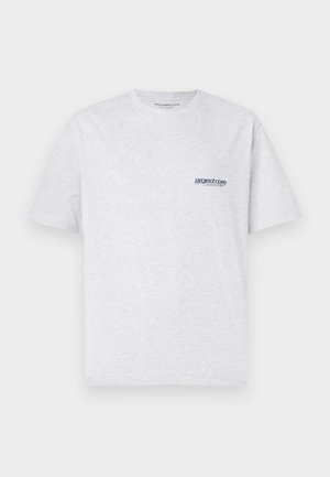 Šedé tričko s krátkým rukávem, na kterém je na levé straně hrudi umístěno malé modré logo "project core", zobrazené na jednobarevném pozadí.