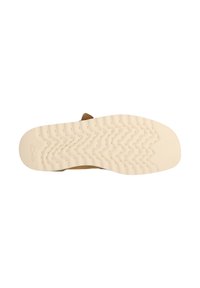 Brun slip-on sko med en texturerad beige sula som har ett zigzag-mönster och små ventilationshål, designad för komfort och andningsförmåga.