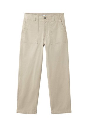 Pantalones beige de corte recto con bolsillos de parche delanteros, trabillas para cinturón y cierre de botón sobre un fondo blanco liso.