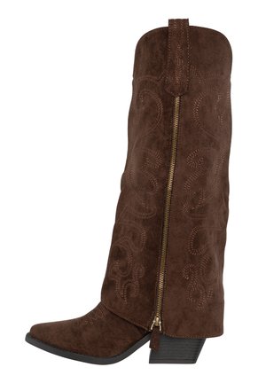 Stivali da cowboy in camoscio marrone con punta appuntita, cuciture decorative e zip laterale. Il tacco è a blocco, realizzato in materiale nero.