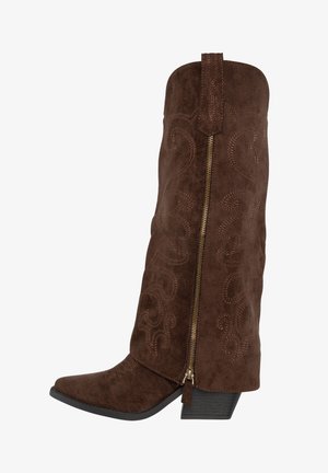 Brune cowboy-støvler i ruskind med spids tå, dekorative syninger og en lynlås i siden. Hælen er blokformet og lavet af sort materiale.