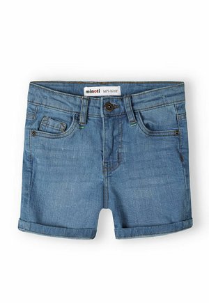 Shorts en denim bleu clair, avec un ourlet retroussé, des poches avant et une fermeture à bouton métallique. L'étiquette indique "minoti". Texture lisse.