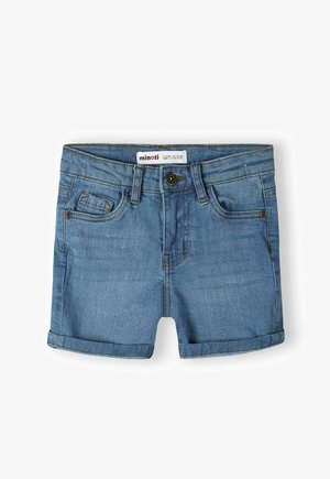 Gaiši zili džinsu šorti ar ruļļveida apakšmalu, priekšējām kabatām un metāla pogu aizdari. Etiķete ar uzrakstu "minoti". Gluda tekstūra.