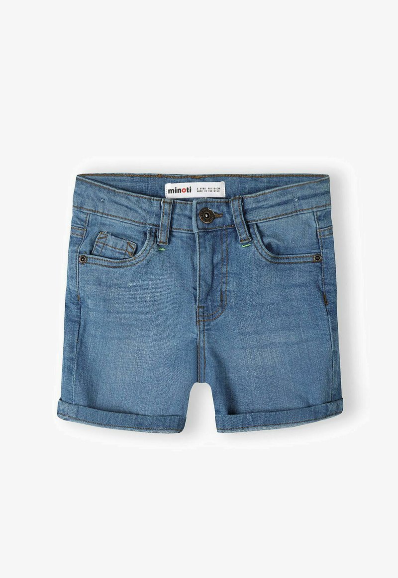 Denim kratke hlače v svetlo modri barvi, z zavitim robom, sprednjimi žepi in kovinskim gumbom za zapiranje. Na etiketi piše "minoti." Gladka tekstura.