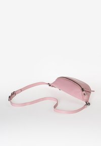 Roze faux leren schoudertas met een gebogen ontwerp, enkele rits en verstelbare schouderband. Glad textuur en minimalistische stijl.