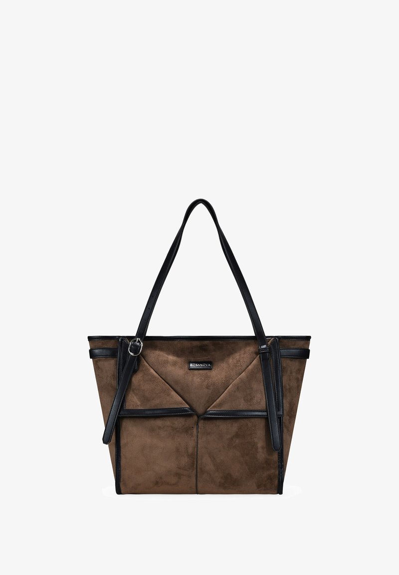 Bolso de tote de ante marrón sintético con acentos de cuero negro, que presenta un diseño geométrico, asas planas y una forma estructurada con costuras notables.