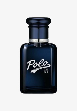 Tummansininen lasipullo Polo-hajuvettä, jossa on pyöreä musta korkki. Etiketissä on valkoisella käsinkirjoitetulla tekstillä "Polo" ja "Ralph Lauren EST. 67".
