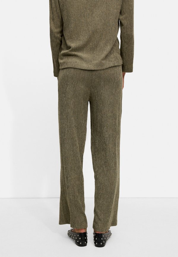 TEXTURED WITH ELASTIC WAISTBAND - Trousers - khaki2