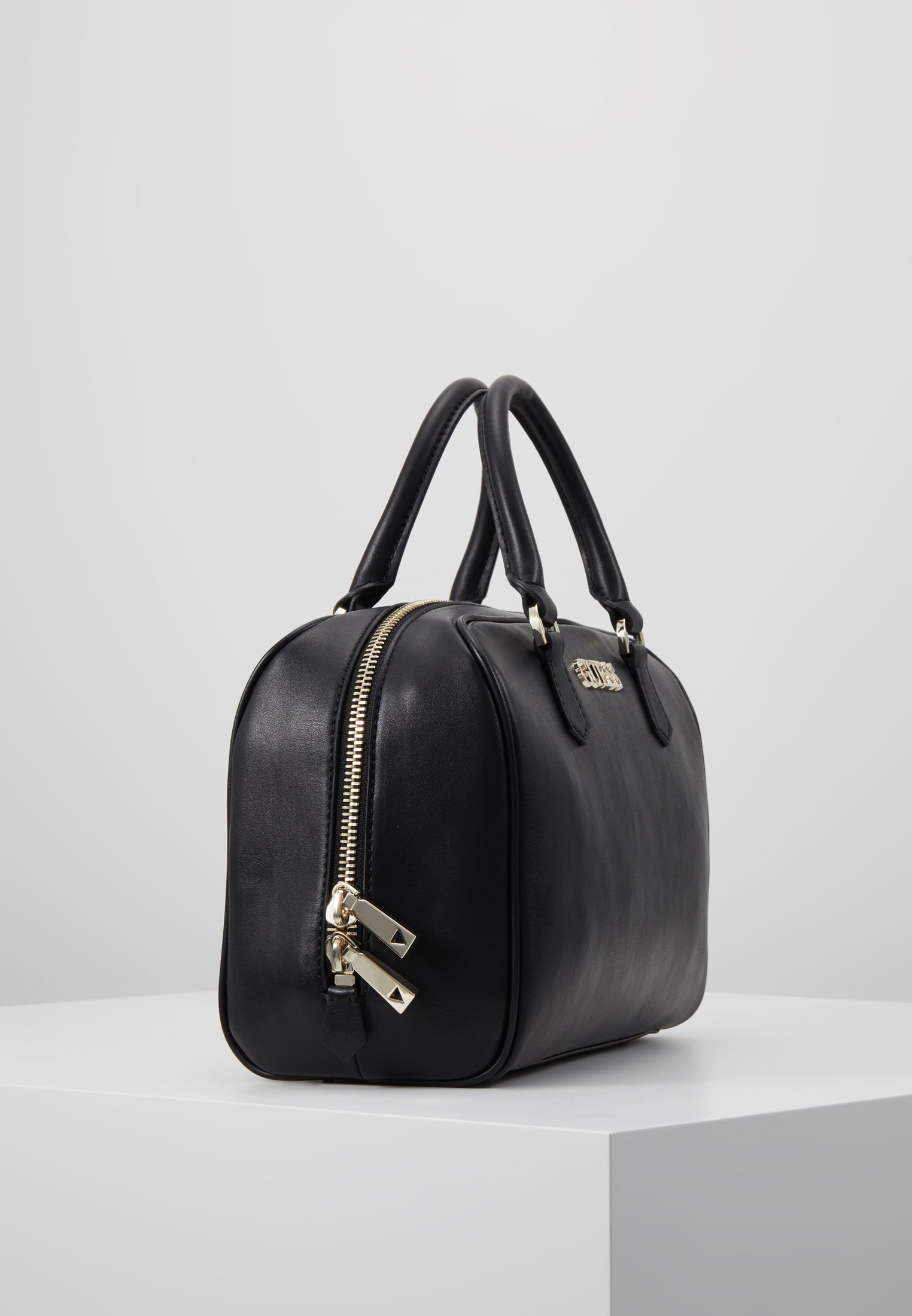 Guess CALISTA BOX SATCHEL Håndveske black Zalando.no Guess MELISE BOX SATCHEL Håndveske white Zalando.no