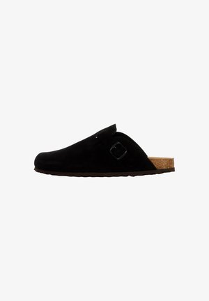 Sort ruskinds slip-on sko med en kork-foderdybde, rund tå og en spænde detalje på overdelen. Tekstureret sål for godt greb.