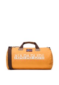 Borsa a duffel arancione con manici e dettagli marroni, caratterizzata da una toppa con la bandiera norvegese e un grande logo bianco "NAPAPIJRI". Texture liscia.