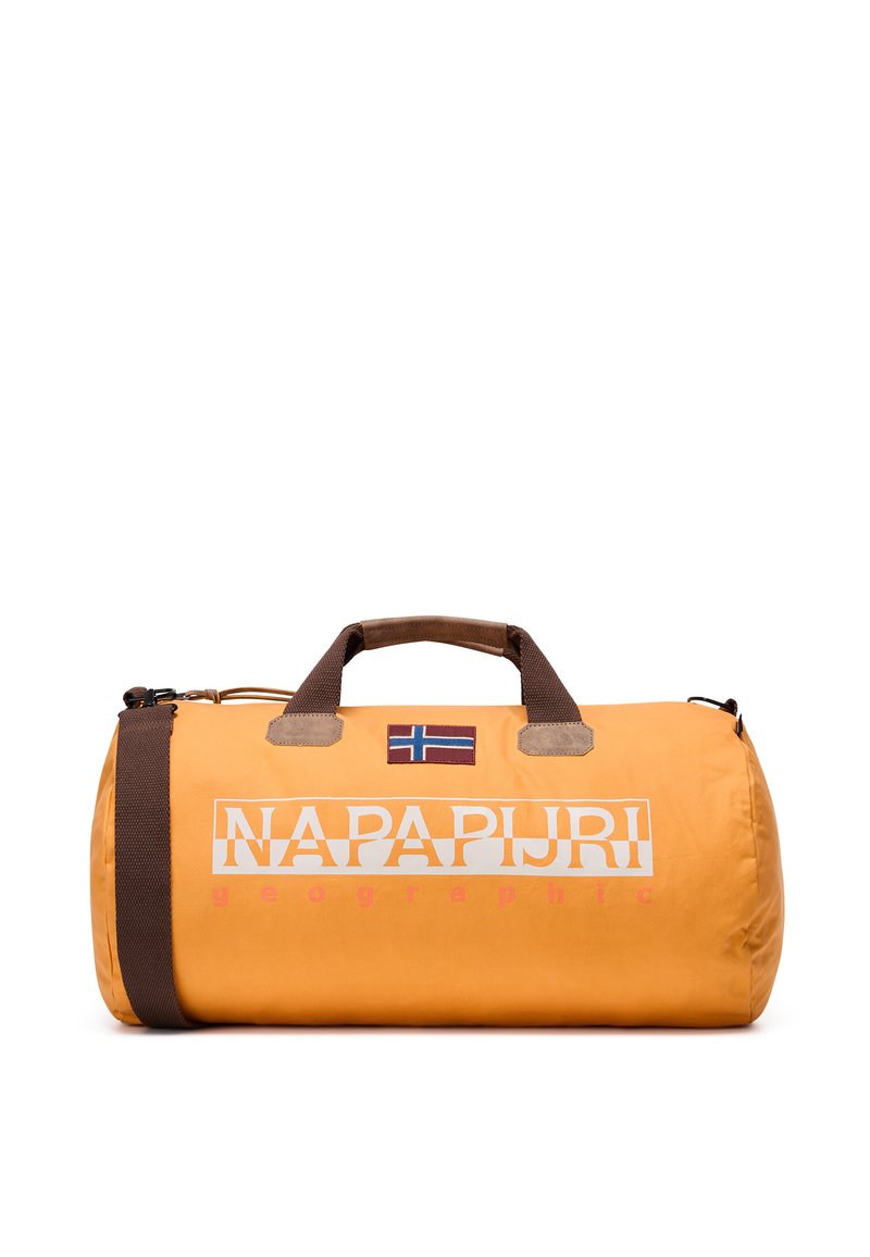 Orange Duffelbag mit braunen Griffen und Akzenten, versehen mit einem norwegischen Flaggen-Patch und einem großen weißen "NAPAPIJRI"-Logo. Glatte Textur.