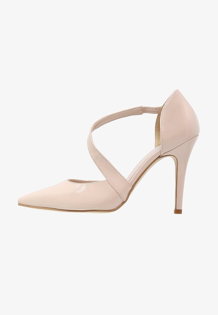 Escarpin beige en cuir verni à talon haut, pointe effilée, brides croisées sur le cou-de-pied et partie élastique à l'arrière.