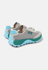 Sneaker in tessuto grigio con suola in gomma turchese, accenti beige e dettagli verdi. Presenta un design con lacci e un tallone testurizzato.