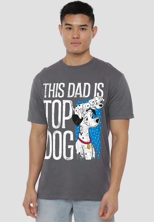 Gray cotton t-shirt featuring a graphic print of a dog and the text "THIS DAD IS TOP DOG" in white and blue on the front.
