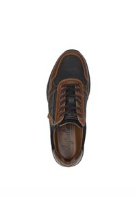 Zwarte en bruine sneaker met een gestructureerde bovenkant, vetersluiting, zijrits en een zachte bruine binnenzool met branding.