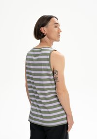 Grünes und lavendelfarbenes gestreiftes Tanktop, ärmelloses Design, weicher Baumwollstoff, mit rundem Halsausschnitt und ausgeprägten horizontalen Streifen.