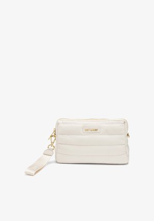 Gevoerde crèmekleurige portemonnee met een textuurafwerking, gouden hardware, een ritssluiting en een afneembare polsband. Bevat een merklogo aan de voorkant.