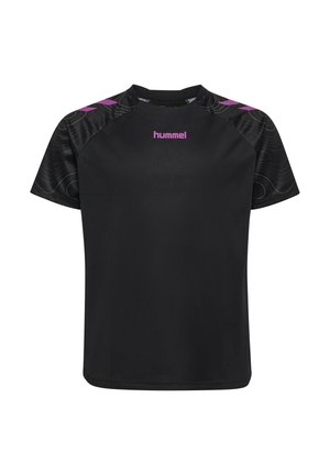 Sort kortærmet sportsskjorte med lilla "hummel"-logo på brystet og lilla vinkler på mønstrede skuldre.