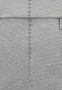 Borsa a spalla in pelle grigia con superficie texturizzata, piega orizzontale nella parte superiore e cuciture visibili lungo la cucitura centrale.