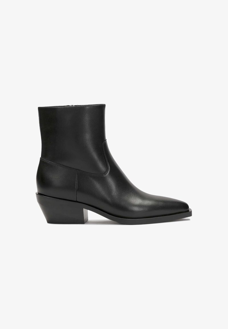 Botas de cuero negras hasta el tobillo con punta afilada, acabado suave, cremallera lateral y tacón bajo y cuadrado. Diseño elegante con acentos mínimos.