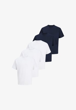Tre hvide og to mørkeblå ensfarvede T-shirts med korte ærmer arrangeret i en forskudt stak på en hvid baggrund.
