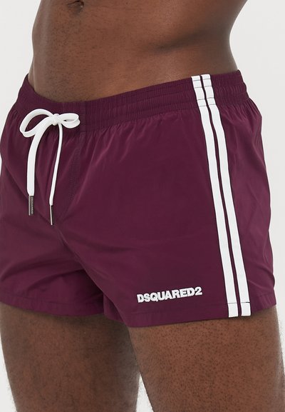 Bordeauxfarbene Badehose mit weißen Seitentaschen, elastischem Bund und weißem Kordelzug. Mit dem weißen "DSQUARED2"-Logo am Saum.