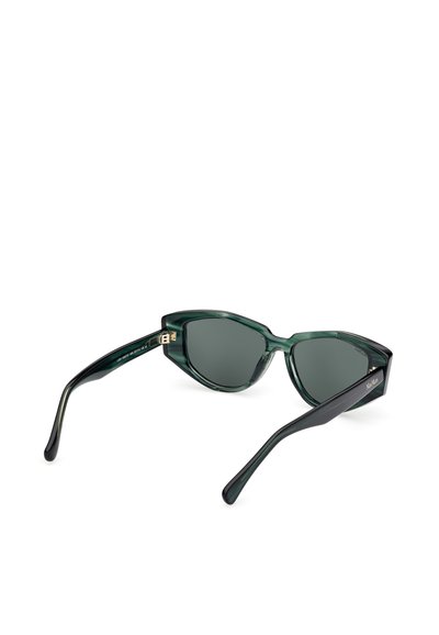 Occhiali da sole a forma di occhio di gatto con montatura verde trasparente, lenti grigie sfumate e bracci neri. Presentano dettagli in oro e un design elegante.